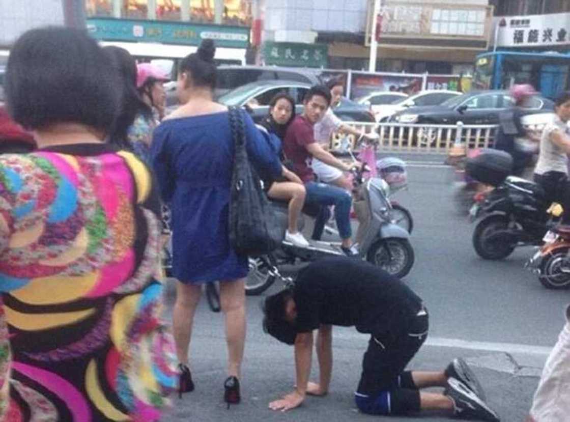 Woman drags man like a dog on the street (photos) Woman drags man like a dog on the street (photos)