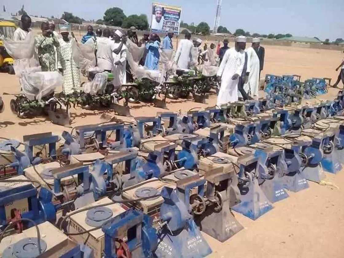 Wani dan majalisa ya raba kaya na kimanin milyan 150 ga al'ummar mazabarsa (Hotuna) Wani dan majalisa ya raba kaya na kimanin milyan 150 ga al'ummar mazabarsa (Hotuna)