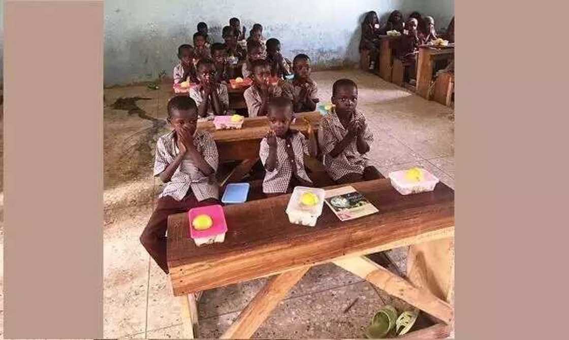 Yaba kyauta tukuici: Yadda wasu daliban Firamari ke yi ma Buhari addu’a kulliyaumin Yaba kyauta tukuici: Yadda wasu daliban Firamari ke yi ma Buhari addu’a kulliyaumin