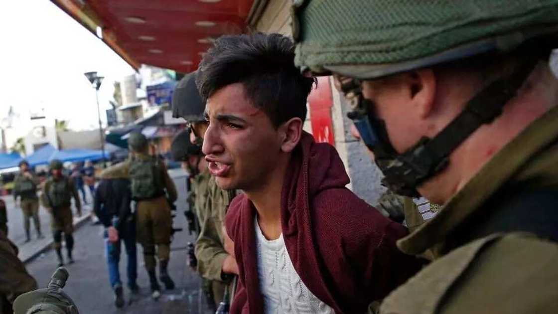 Rikicin birnin kudus: Wani matashin Falasdinu ya caka ma Sojan Isra’ila wuka (Hotuna da bidiyo) Rikicin birnin kudus: Wani matashin Falasdinu ya caka ma Sojan Isra’ila wuka (Hotuna da bidiyo)