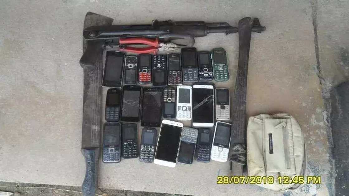 Bacin rana: Wasu 'yan fashi da dake basaja cikin kaki sun yi arangama da dakarun soji, hotuna Bacin rana: Wasu 'yan fashi da dake basaja cikin kaki sun yi arangama da dakarun soji, hotuna