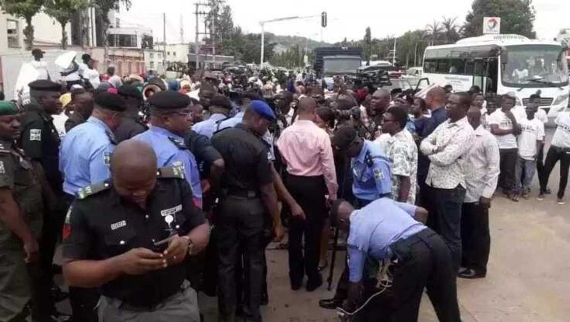 Kashe-kashen Filato: Kungiya tayi zanga-zanga, ta bukaci a bincike Jonah Jang da TY Danjuma (Hotuna) Kashe-kashen Filato: Kungiya tayi zanga-zanga, ta bukaci a bincike Jonah Jang da TY Danjuma (Hotuna)