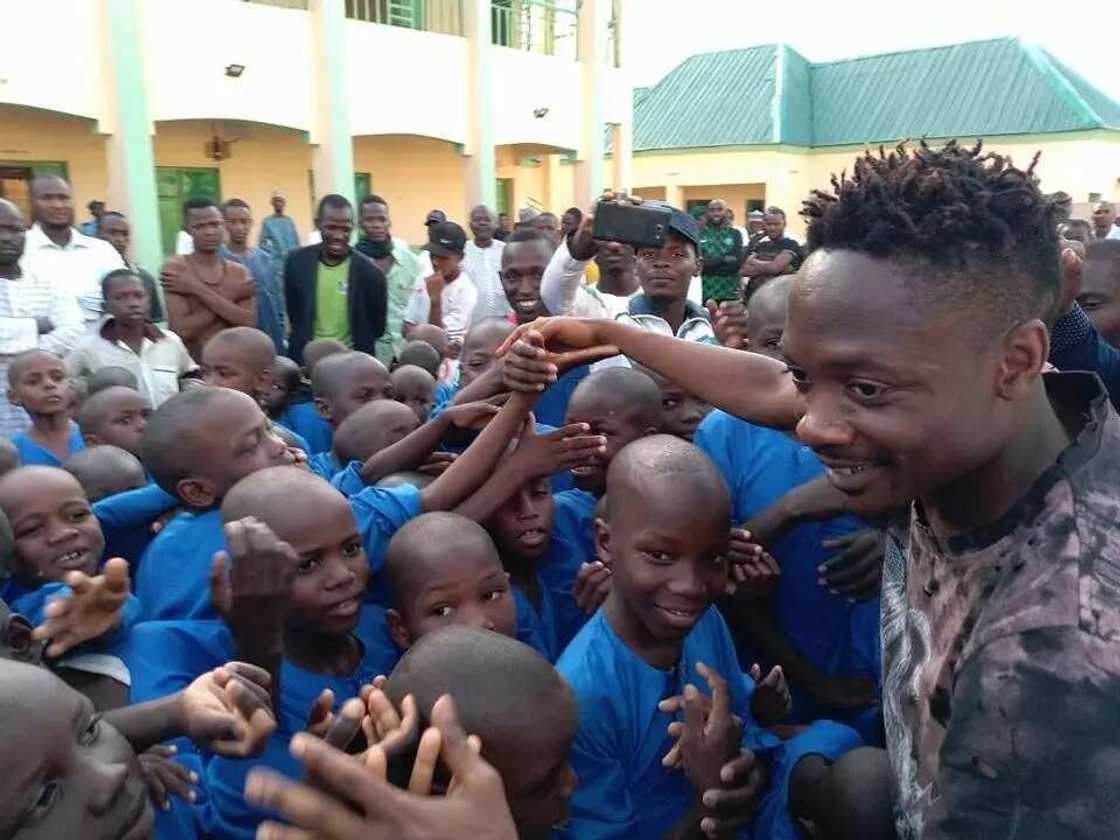 Yayan kirki: Ahmed Musa da Shehu Abdullahi sun baiwa marayu tallafin miliyan daya da buhu 100 na shinkafa Yayan kirki: Ahmed Musa da Shehu Abdullahi sun baiwa marayu tallafin miliyan daya da buhu 100 na shinkafa
