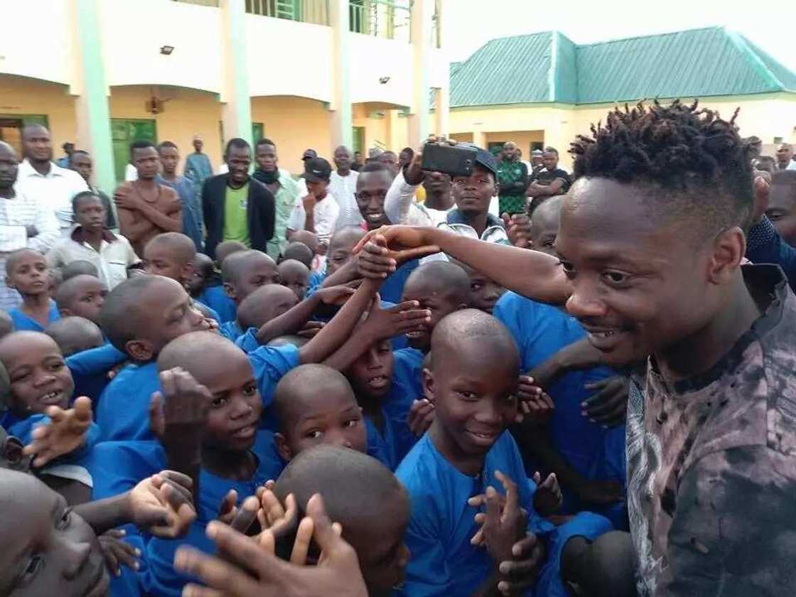 Yayan kirki: Ahmed Musa da Shehu Abdullahi sun baiwa marayu tallafin miliyan daya da buhu 100 na shinkafa