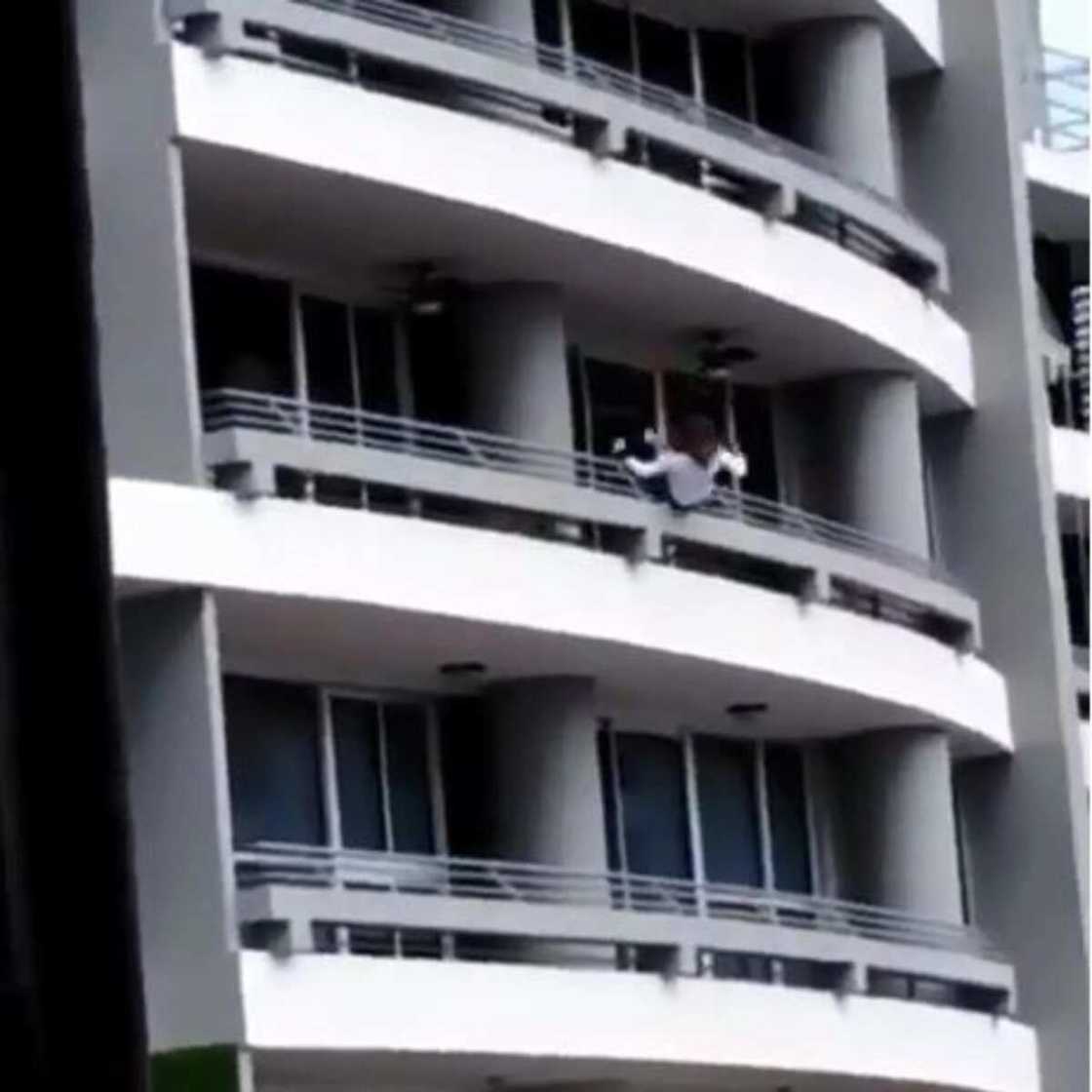 Wata mata ta fado ta mutu daga saman bene na 27 yayinda take kokarin daukar hoton selfie (hotuna) Wata mata ta fado ta mutu daga saman bene na 27 yayinda take kokarin daukar hoton selfie (hotuna)