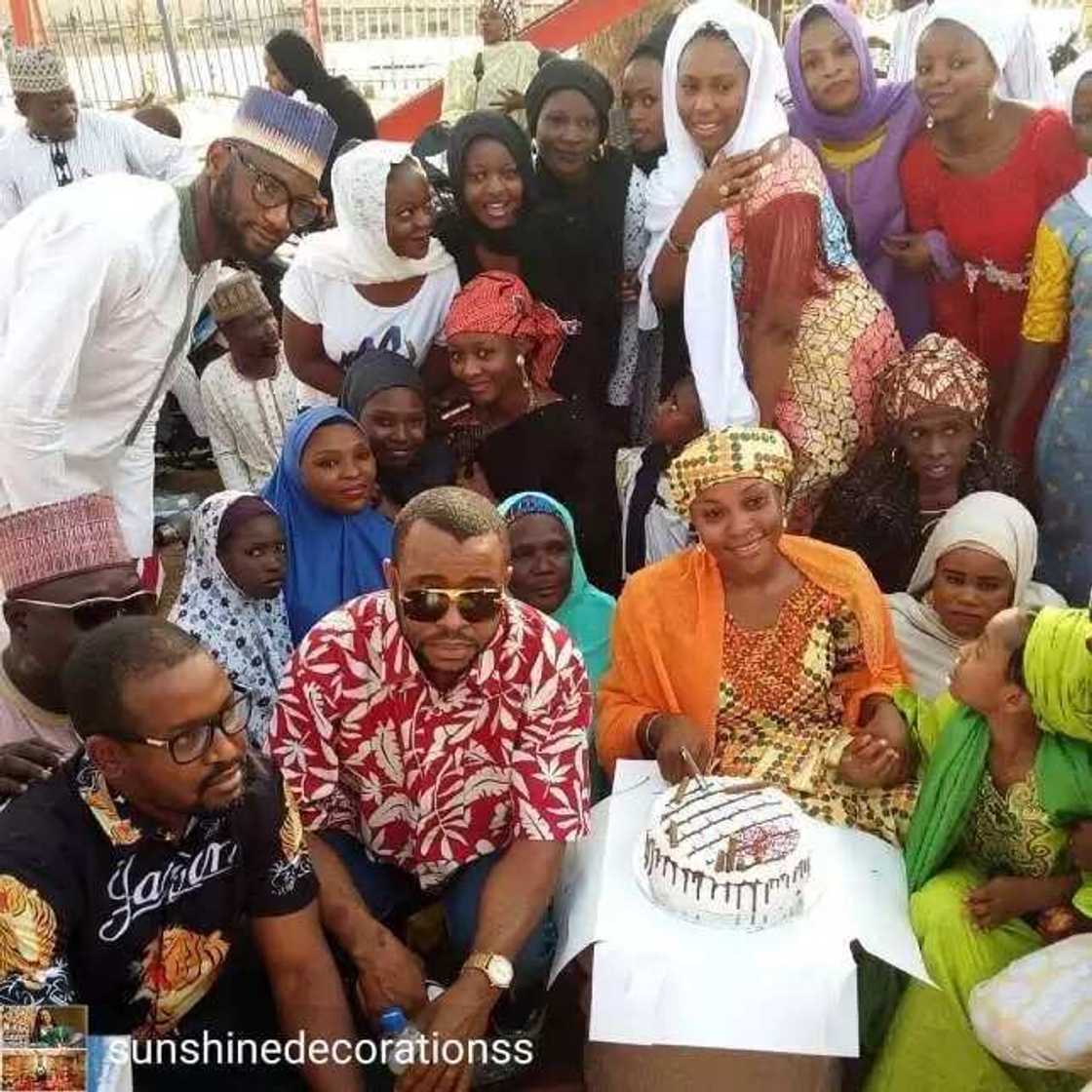 Dandalin Kannywood: Mansura Isa tayi bikin murnar ranar haihuwar ta tare da nakasassu (Hotuna) Dandalin Kannywood: Mansura Isa tayi bikin murnar ranar haihuwar ta tare da nakasassu (Hotuna)