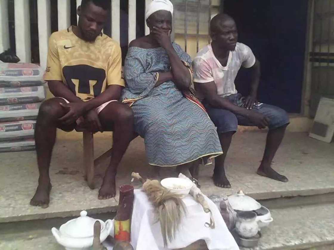 Masu satar mutane: Yan sanda sun kama wata uwa 'yar shekara 60 da 'ya'yan ta 2 Masu satar mutane: Yan sanda sun kama wata uwa 'yar shekara 60 da 'ya'yan ta 2