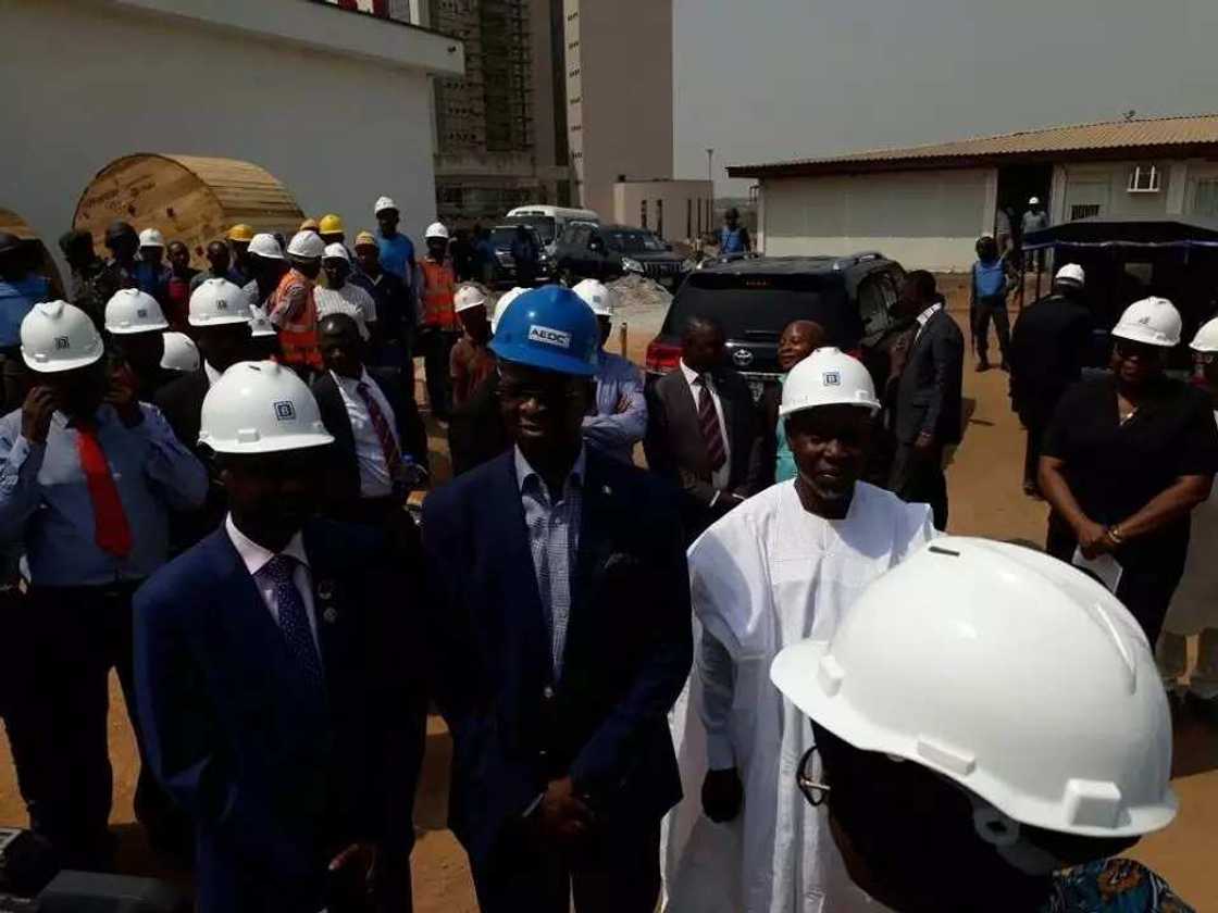 Fashola ya ziyarci babban ofishin hukumar EFCC (hotuna) Fashola ya ziyarci babban ofishin hukumar EFCC (hotuna)