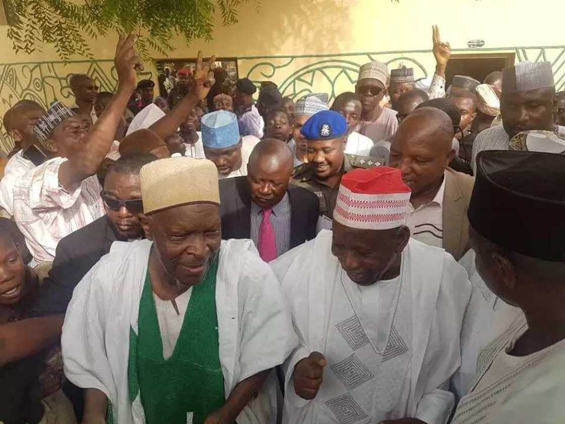 Gwamna Ganduje ya kai wa mahaifin sanata Kwankwaso ziyara (Hotuna) Gwamna Ganduje ya kai wa mahaifin sanata Kwankwaso ziyara (Hotuna)