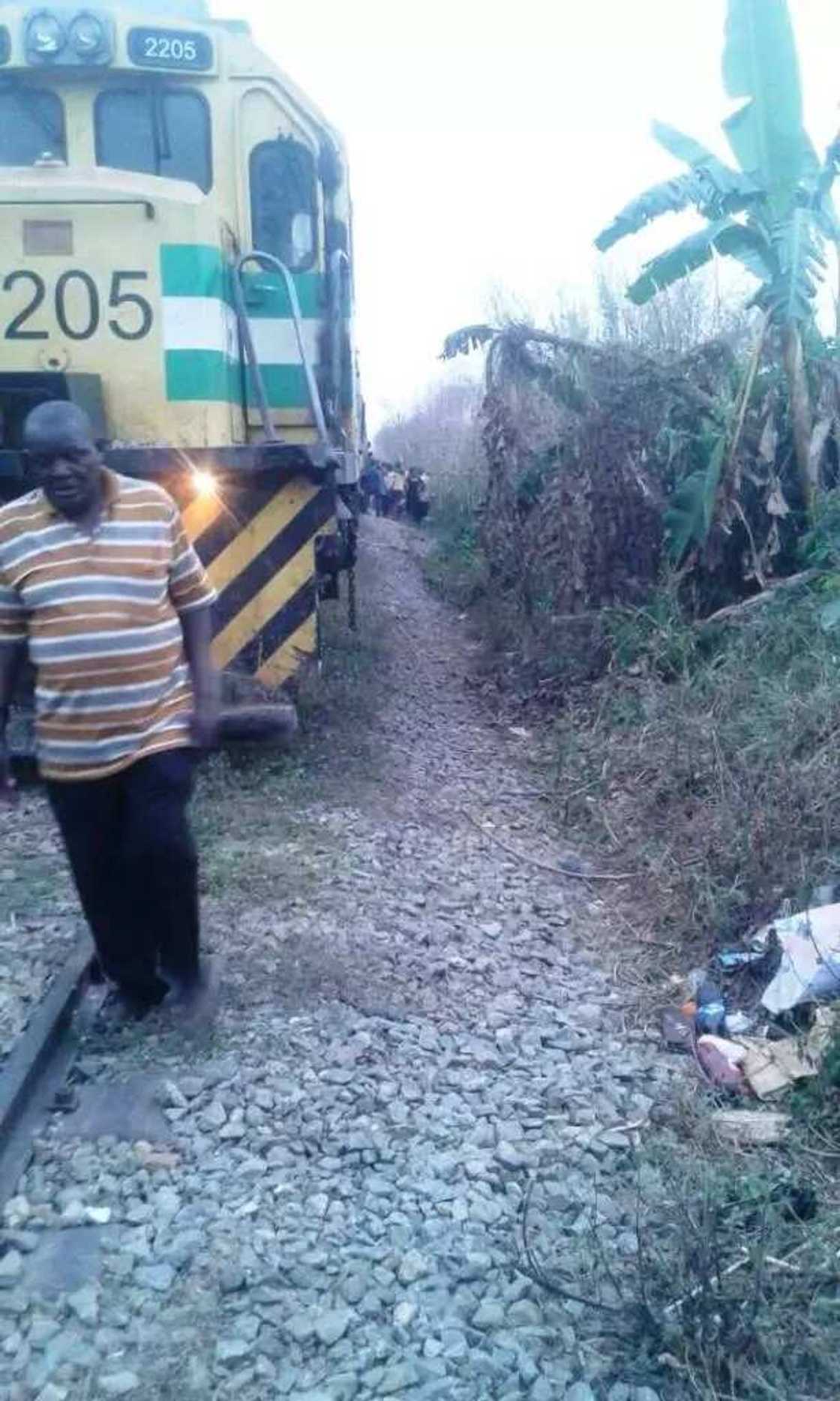 Jirgin kasa dauke da fasinjojin zuwa Kano ya lalace a tsakiyar daji Jirgin kasa dauke da fasinjojin zuwa Kano ya lalace a tsakiyar daji