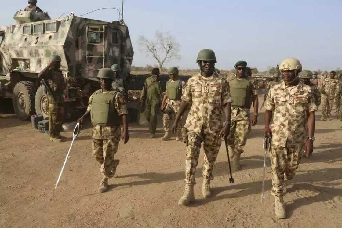 Yaki da Ta'addanci: Tukur Buratai na ziyarar aiki a dajin Sambisa Yaki da Ta'addanci: Tukur Buratai na ziyarar aiki a dajin Sambisa