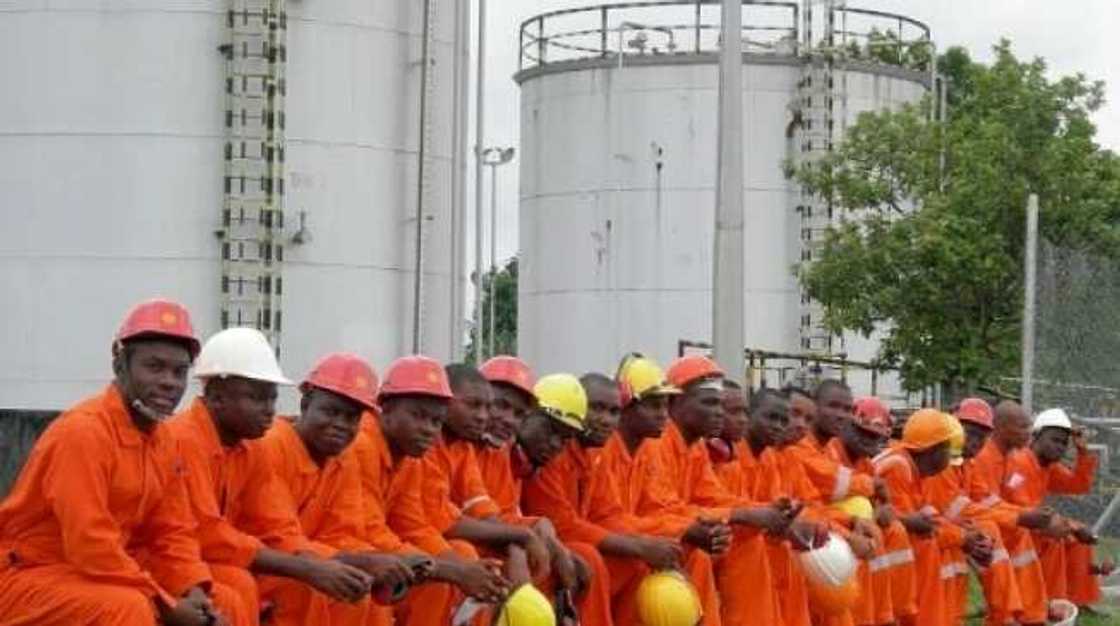 Kuji yawan kudin dake zurarewa waje bayan an hako mai daga kasar nan Kuji yawan kudin dake zurarewa waje bayan an hako mai daga kasar nan