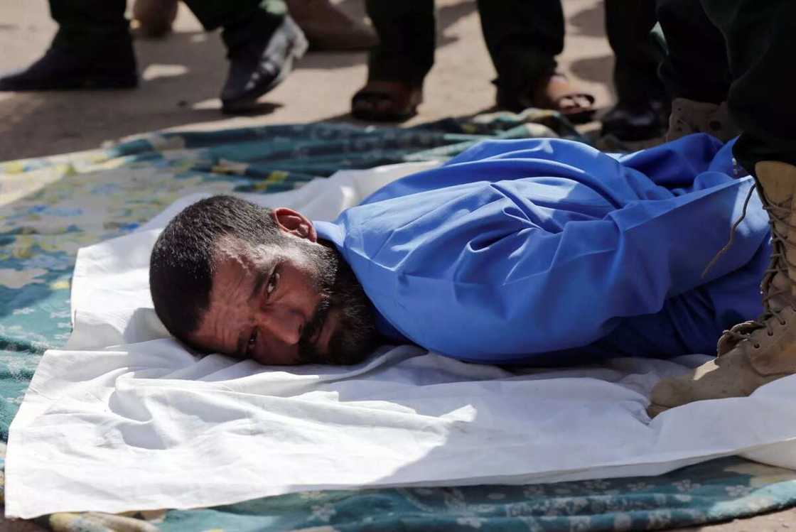 Abinda ka shuka, shi zaka girba: Mutumin daya fyaɗe ýar shekara 3 ya gamu da hukuncin kisa (Hotuna) Abinda ka shuka, shi zaka girba: Mutumin daya fyaɗe ýar shekara 3 ya gamu da hukuncin kisa (Hotuna)