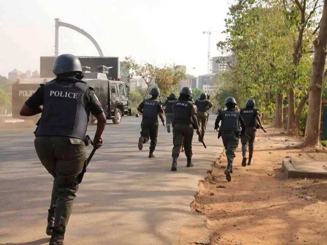 Robbers attack banks in Niger, kill 2 policemen, others Robbers attack banks in Niger, kill 2 policemen, others