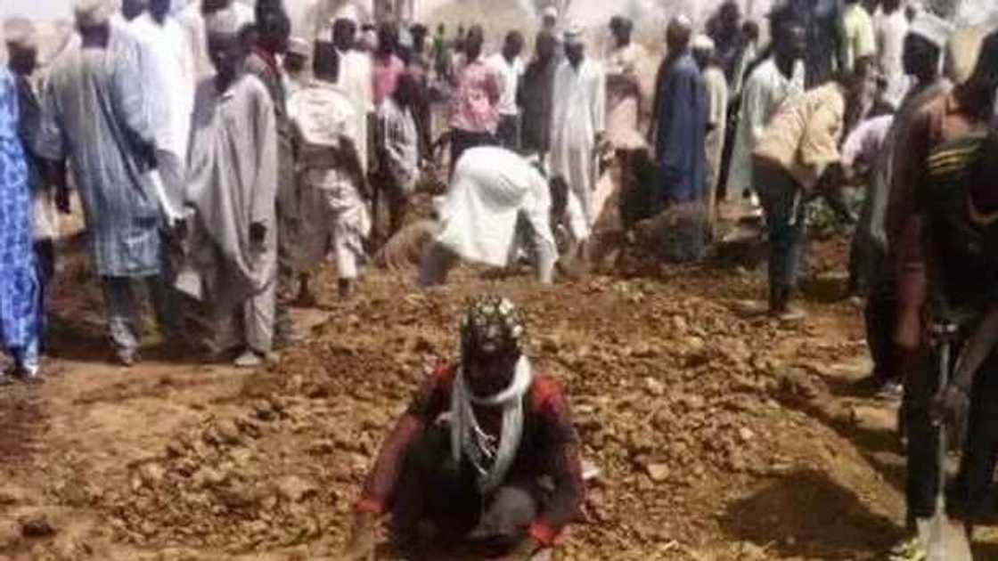 'Yan bindiga sun yiwa mutane kisan kiyashi a Zamfara 'Yan bindiga sun yiwa mutane kisan kiyashi a Zamfara