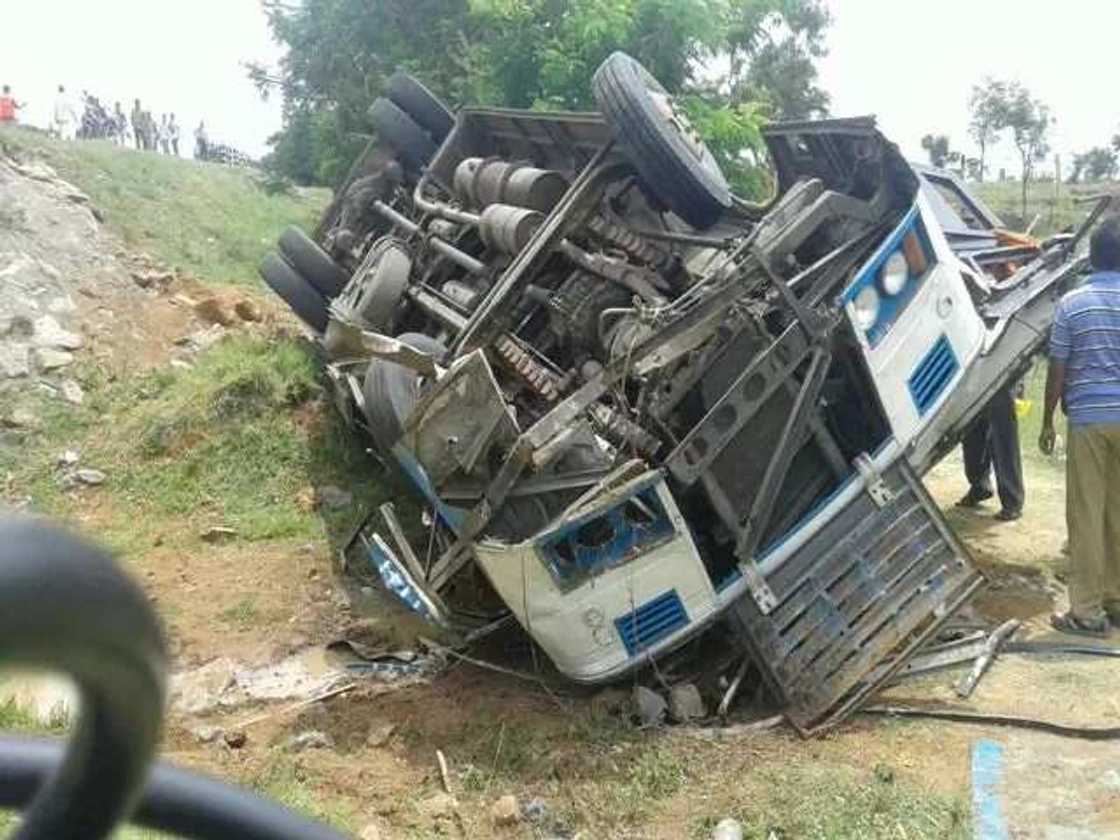 Motar haya ta fada cikin rafin Rijana a hanyar Kaduna Motar haya ta fada cikin rafin Rijana a hanyar Kaduna