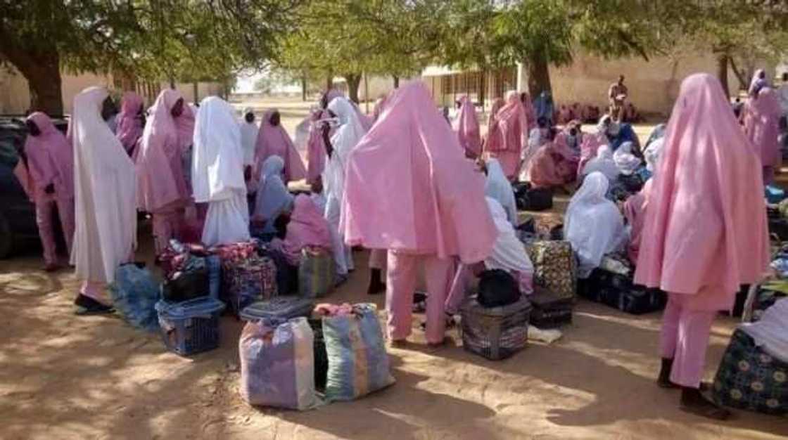 Iyaye na tururuwa domin kwashe 'ya'yan su daga makarantar mata da aka kai hari a Yobe