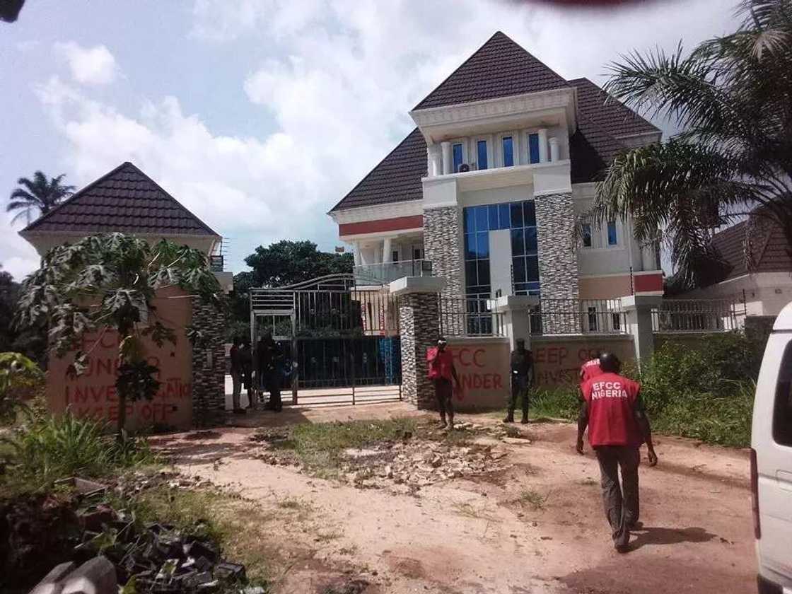 EFCC seizes mansion from Jonathan's godson (photos) EFCC seizes mansion from Jonathan's godson (photos)