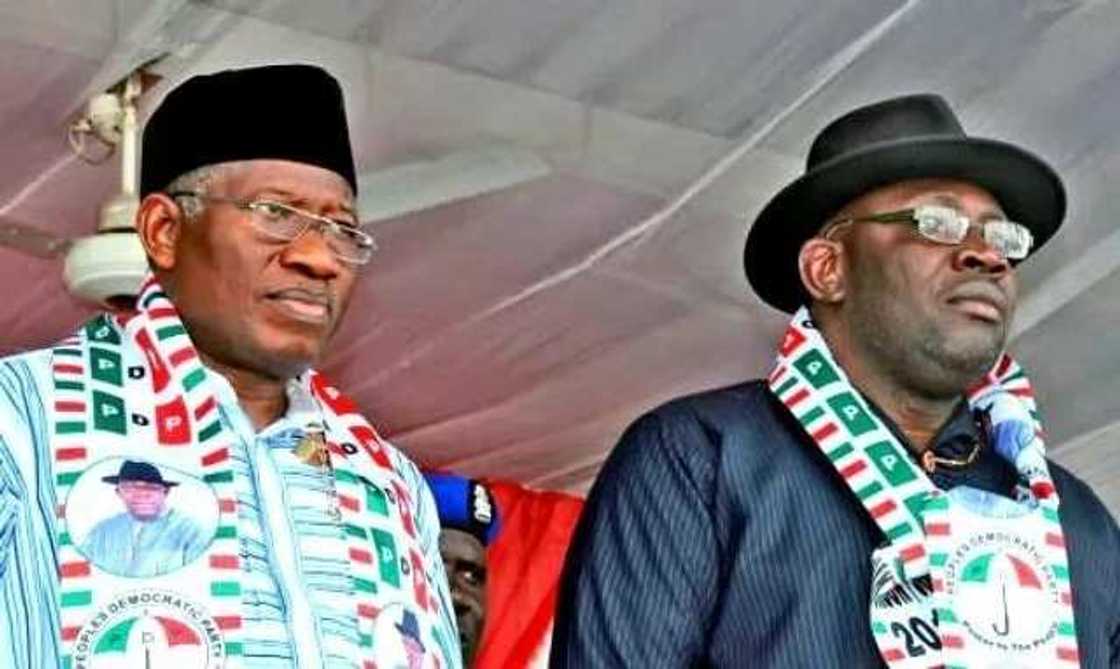 Wani kwamishina a kudancin Najeriya ya sauka sheka daga PDP zuwa APC Wani kwamishina a kudancin Najeriya ya sauka sheka daga PDP zuwa APC