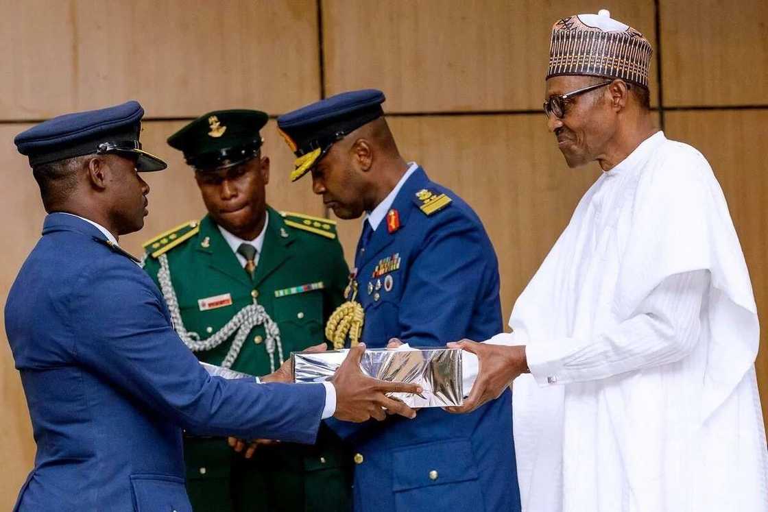 Shugaba Buhari ya halarci taron yaye manyan Sojoji a garin Jaji (Kalli kayatattun hotunan) Shugaba Buhari ya halarci taron yaye manyan Sojoji a garin Jaji (Kalli kayatattun hotunan)