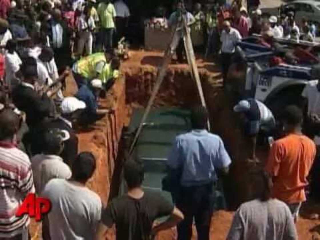 Elderly man buried in his beloved car (photos) Elderly man buried in his beloved car (photos)