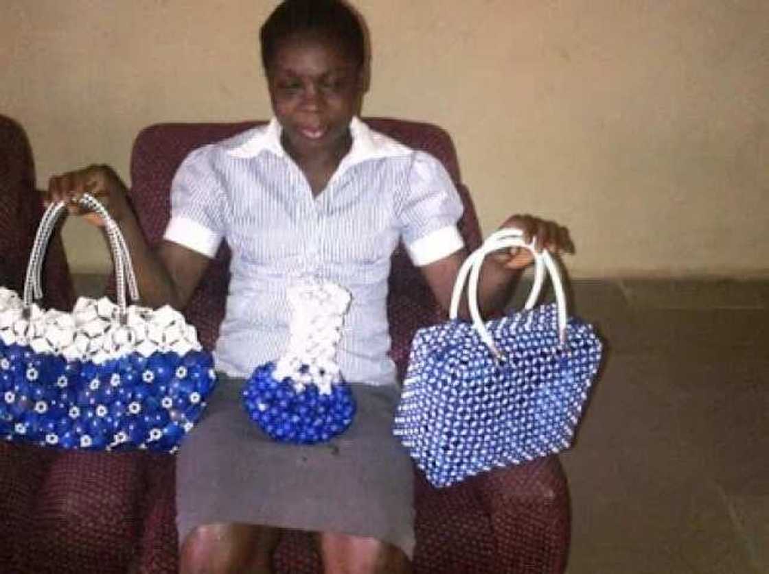 Visually impaired couple who use beads to make bags, lamps and jewelry (photos) Visually impaired couple who use beads to make bags, lamps and jewelry (photos)