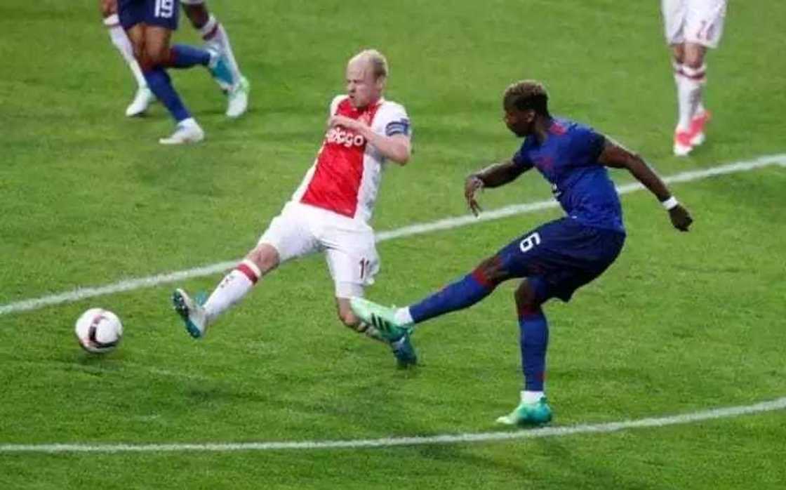 Manchester United lift Europa League trophy (photos) Manchester United lift Europa League trophy (photos)