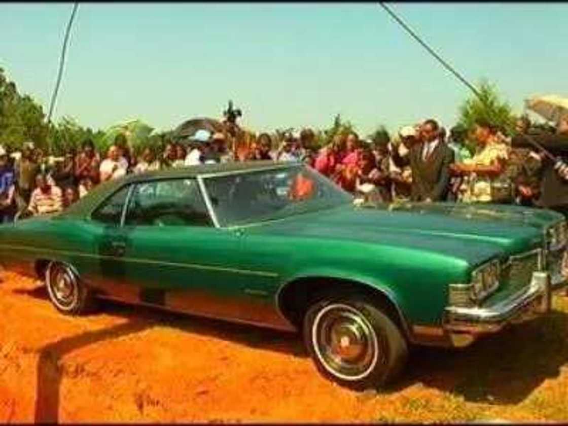 Elderly man buried in his beloved car (photos)