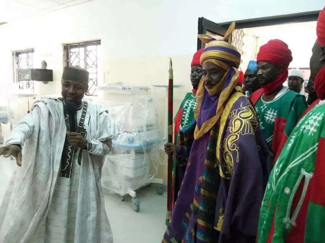 Ganduje da sarkin Kano sun kai ziyara ga sabon asibitin Giginyu da aka kammala kwanan nan (Hotuna) Ganduje da sarkin Kano sun kai ziyara ga sabon asibitin Giginyu da aka kammala kwanan nan (Hotuna)