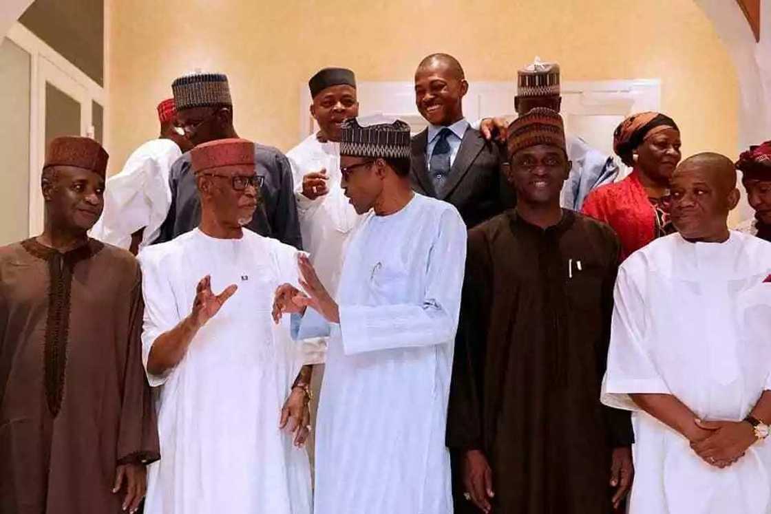 President Buhari hosts APC chieftains to dinner in presidential villa President Buhari hosts APC chieftains to dinner in presidential villa