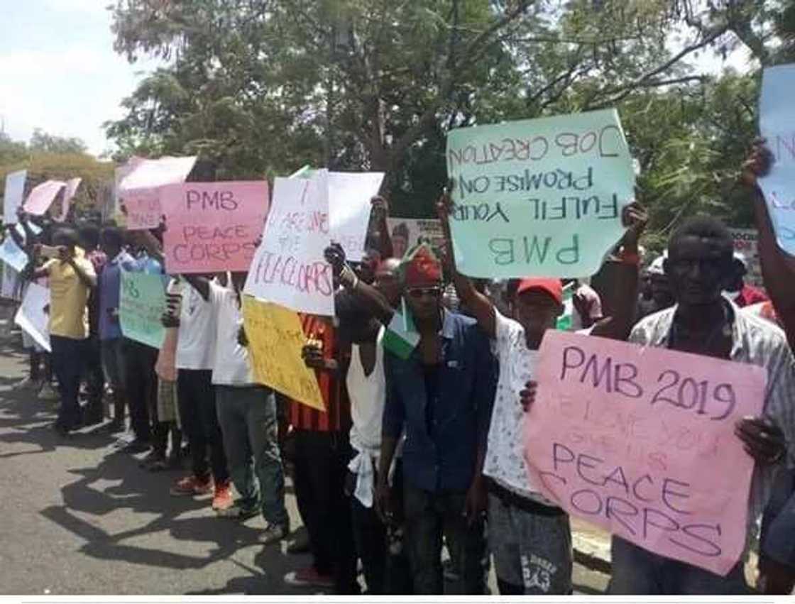 Jirwaye mai kamar wanka: Duba hotunan tarbar da 'yan Peace corps su ka yiwa Buhari a Benuwe Jirwaye mai kamar wanka: Duba hotunan tarbar da 'yan Peace corps su ka yiwa Buhari a Benuwe