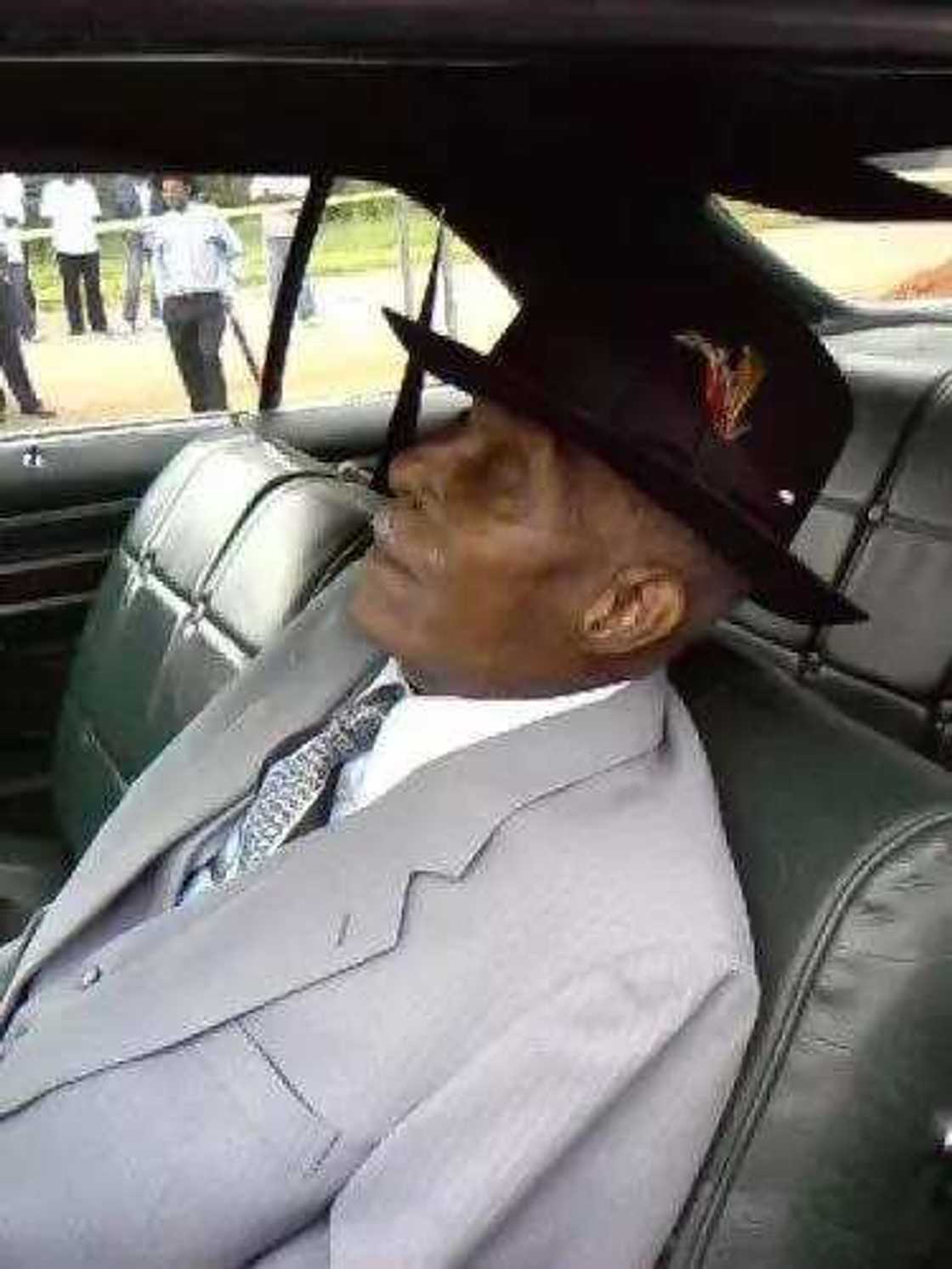 Elderly man buried in his beloved car (photos) Elderly man buried in his beloved car (photos)