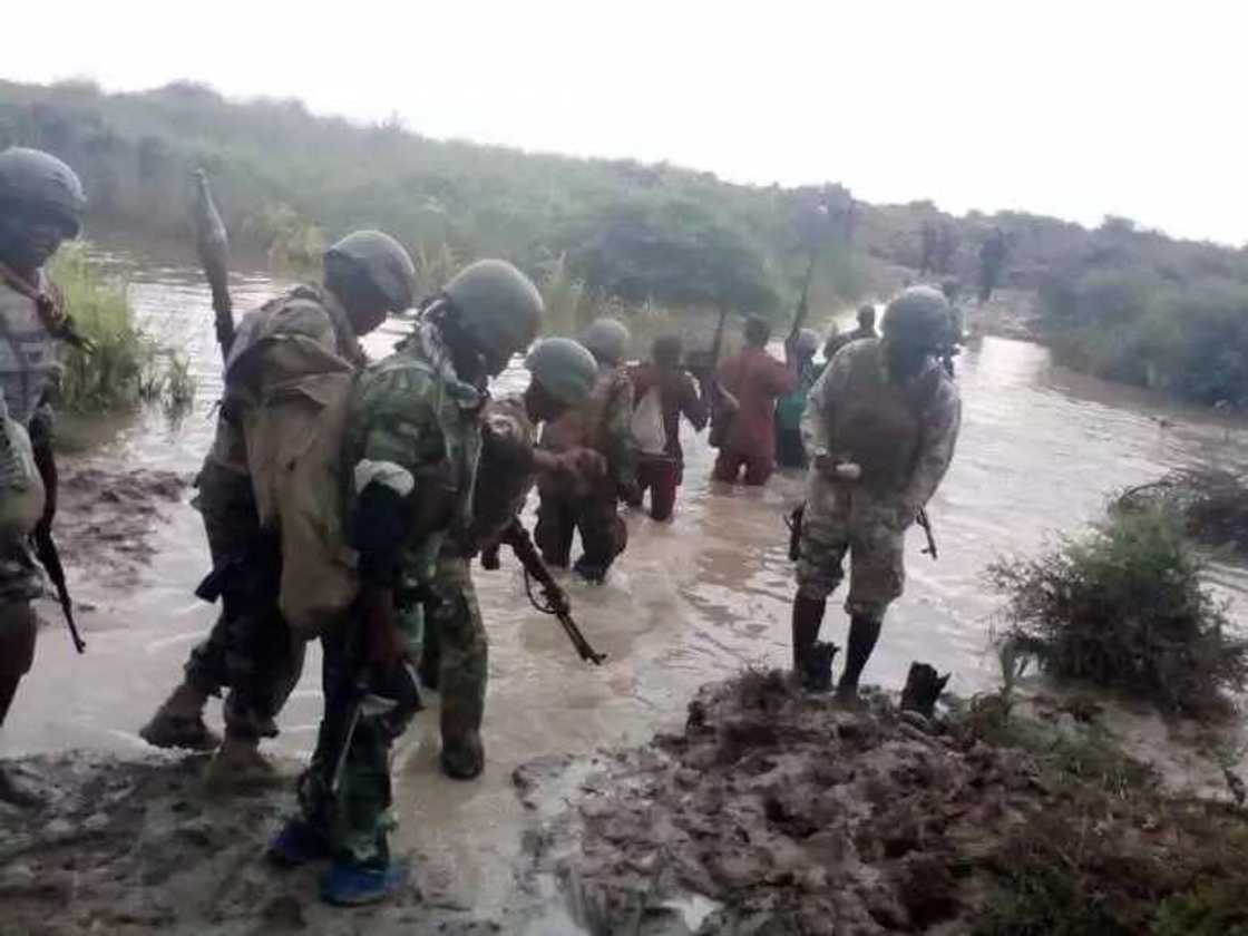 Hotunan artabun da Soji su kayi da Boko Haram yayin da suka ceto mutane 21 da aka sace Hotunan artabun da Soji su kayi da Boko Haram yayin da suka ceto mutane 21 da aka sace