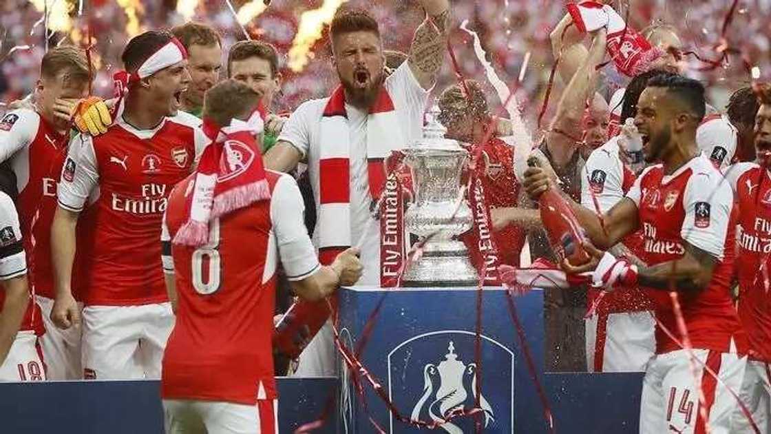 Kocin Arsenal Arsene Wenger ya kafa tarihi a Ingila Kocin Arsenal Arsene Wenger ya kafa tarihi a Ingila