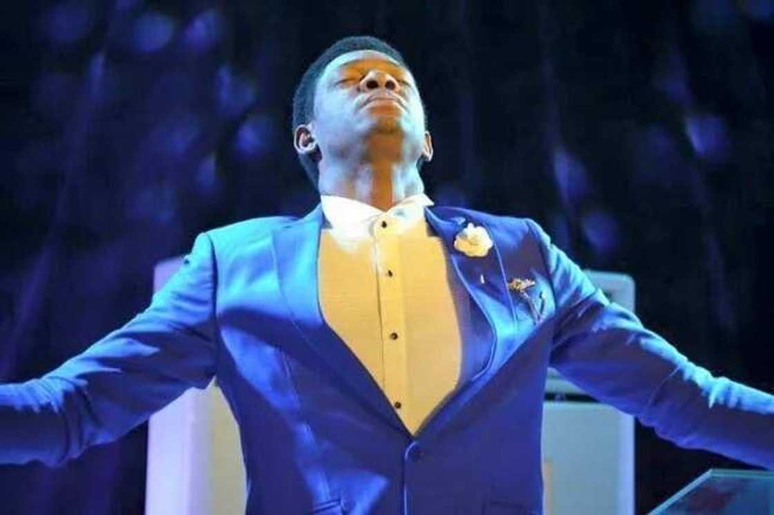 Steve Crown - contemporary gospel songs Steve Crown - contemporary gospel songs