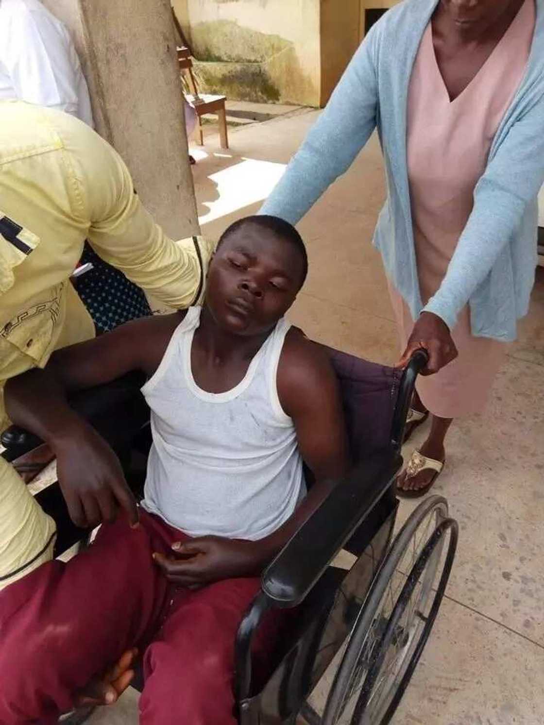 Yadda wani barawon wayar salula ya sha gwale-gwale a hannun sojin Najeriya Yadda wani barawon wayar salula ya sha gwale-gwale a hannun sojin Najeriya