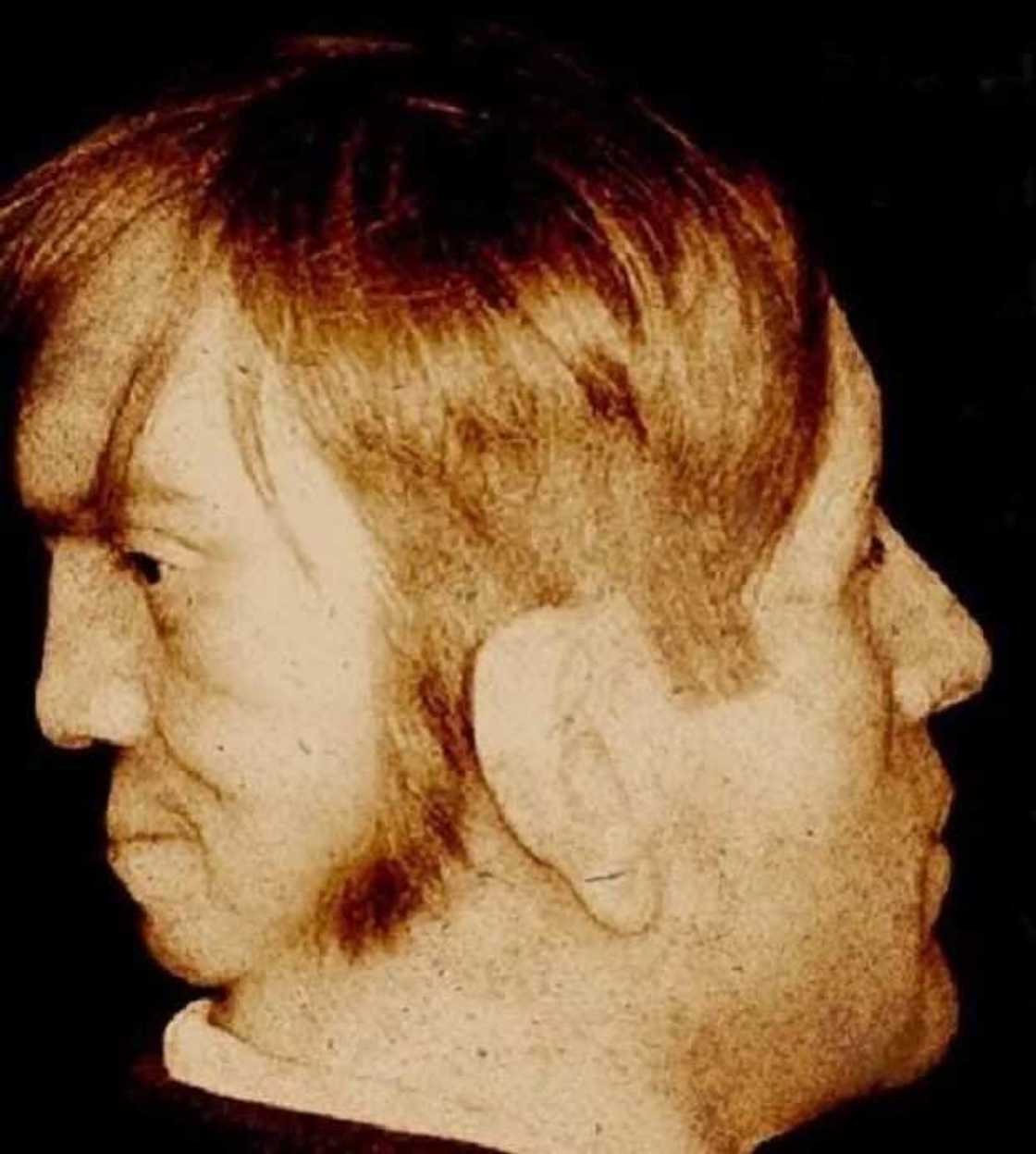 Ikon Allah: Kall hoton wani mutumi da aka haifa da fuskoki guda 2 Ikon Allah: Kall hoton wani mutumi da aka haifa da fuskoki guda 2