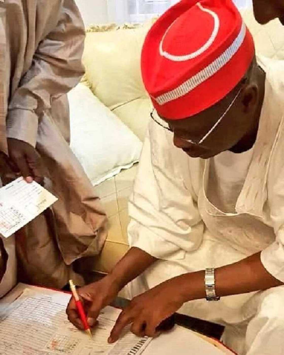 Tsohon Gwamnan Kano Kwankwaso ya karbi katin Jam'iyyar PDP Tsohon Gwamnan Kano Kwankwaso ya karbi katin Jam'iyyar PDP
