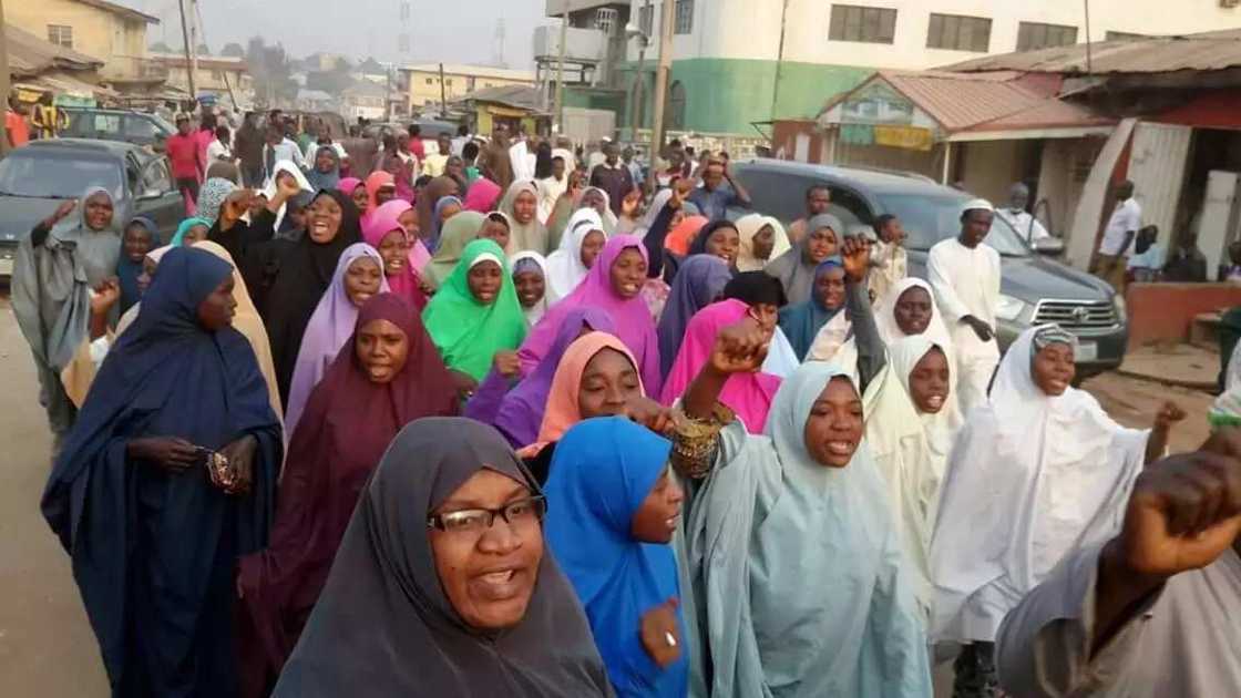 BREAKING: Buhari Free Zakzaky protest rocks Kaduna (PHOTOS) BREAKING: Buhari Free Zakzaky protest rocks Kaduna (PHOTOS)