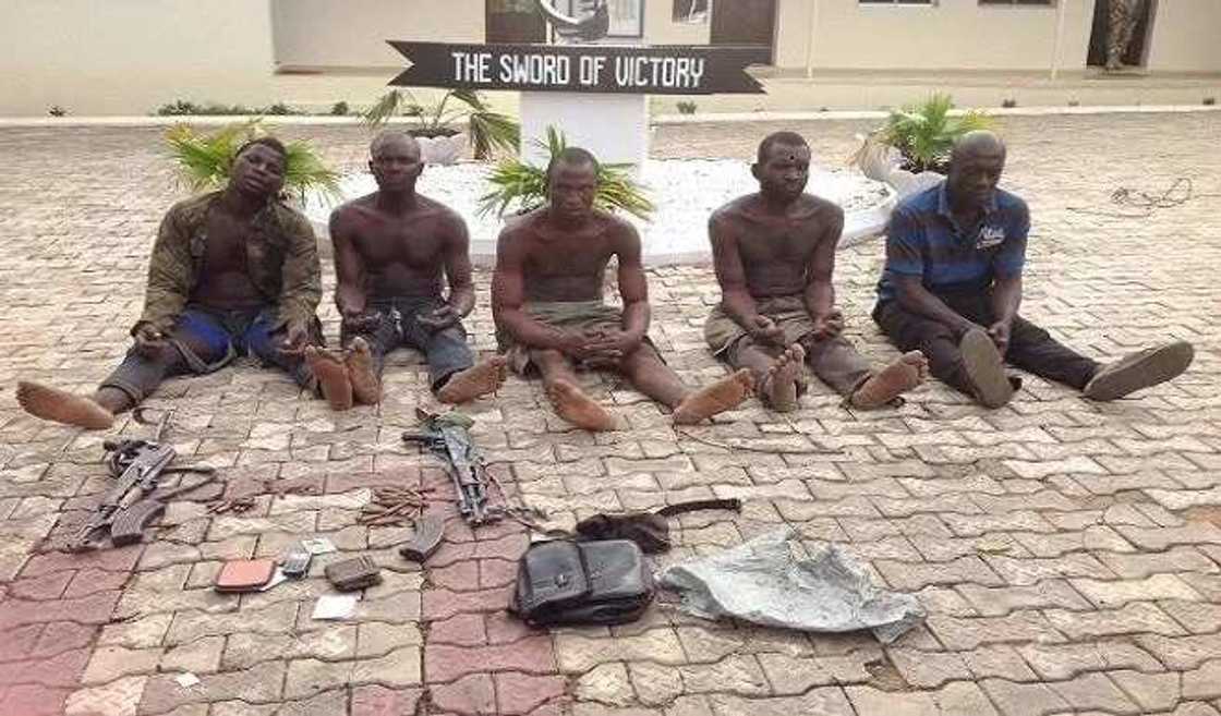 An sake kwatawa: Sojoji sun cika hannayensu da wasu yan bindiga guda 6 a jihar Benuwe An sake kwatawa: Sojoji sun cika hannayensu da wasu yan bindiga guda 6 a jihar Benuwe