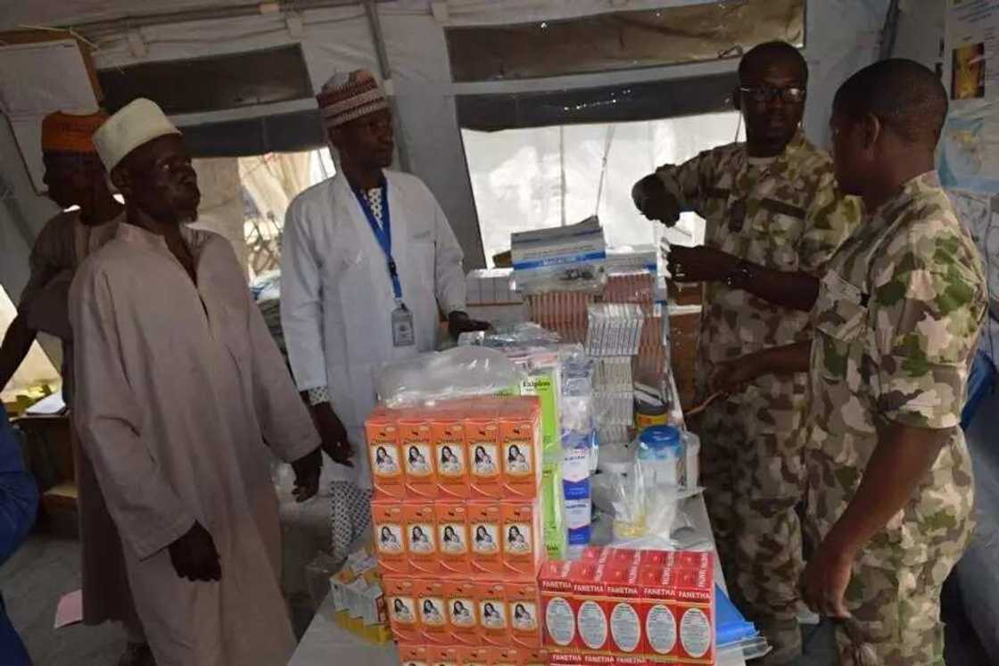 Sojin Saman Najeriya sun yi aikin agaji a sansanonin 'yan gudun hijira Sojin Saman Najeriya sun yi aikin agaji a sansanonin 'yan gudun hijira