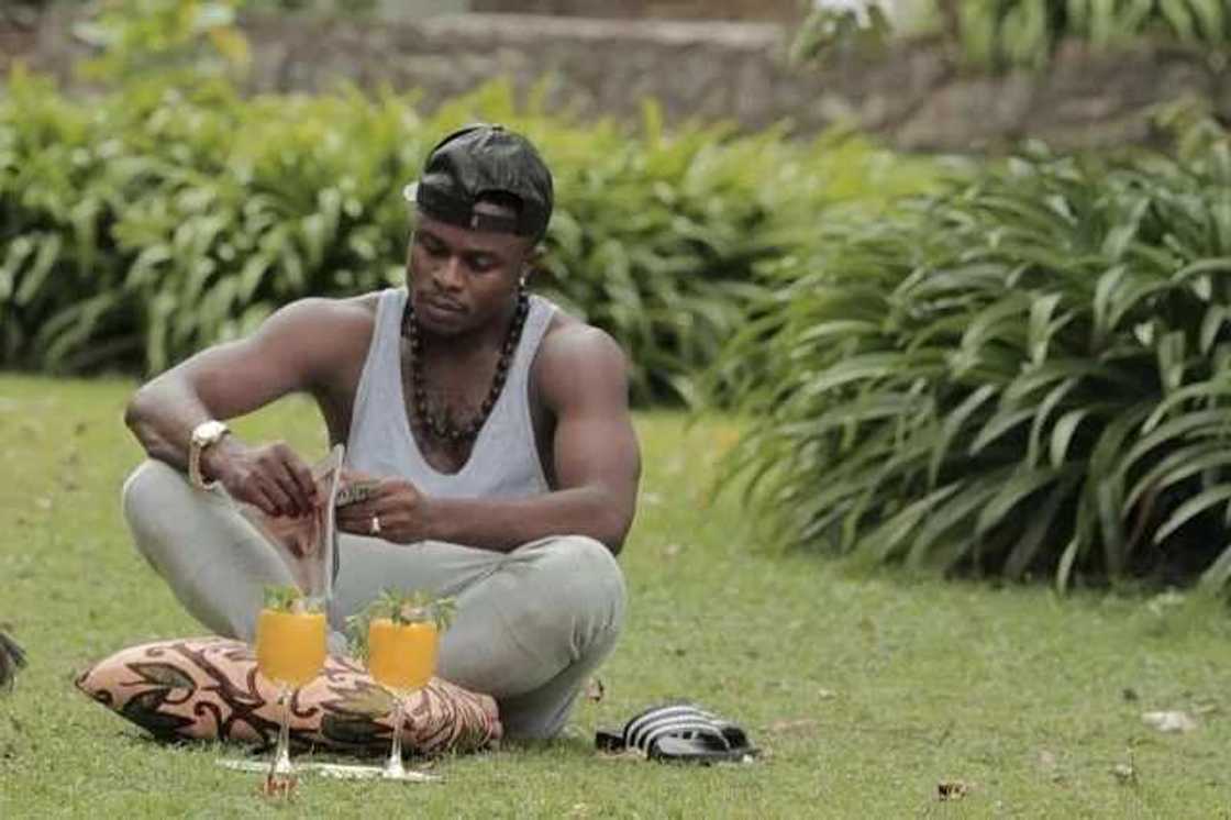 Wani sanannen mawaki a Tanzania yayi ma wata yarinya ciki Wani sanannen mawaki a Tanzania yayi ma wata yarinya ciki