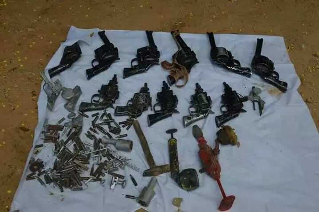 Da kayu: Hukumar ‘yan sanda a Kano ta kama kasurgumin dan ta’adda, hotuna Da kayu: Hukumar ‘yan sanda a Kano ta kama kasurgumin dan ta’adda, hotuna