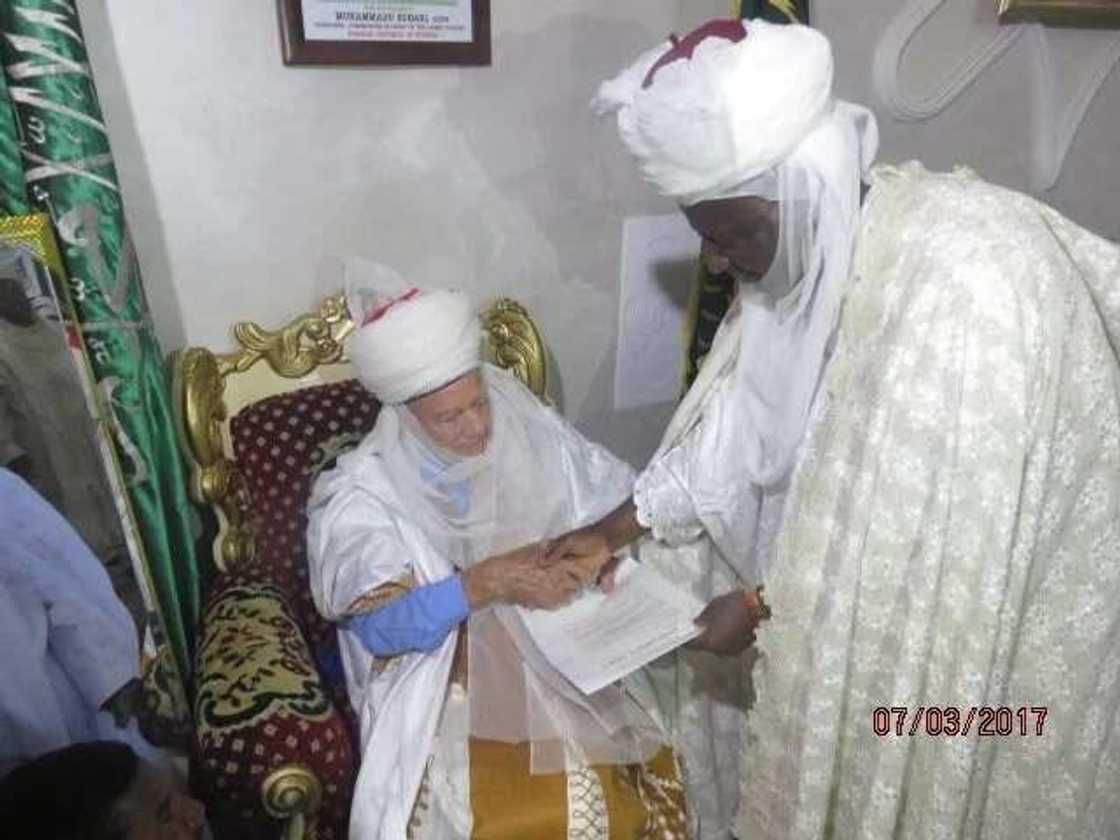 Hawaye ya kwaranya yayinda malamin katolika da malamin musulunci suka rungume juna a Minna (Hotuna, Bidiyo) Hawaye ya kwaranya yayinda malamin katolika da malamin musulunci suka rungume juna a Minna (Hotuna, Bidiyo)