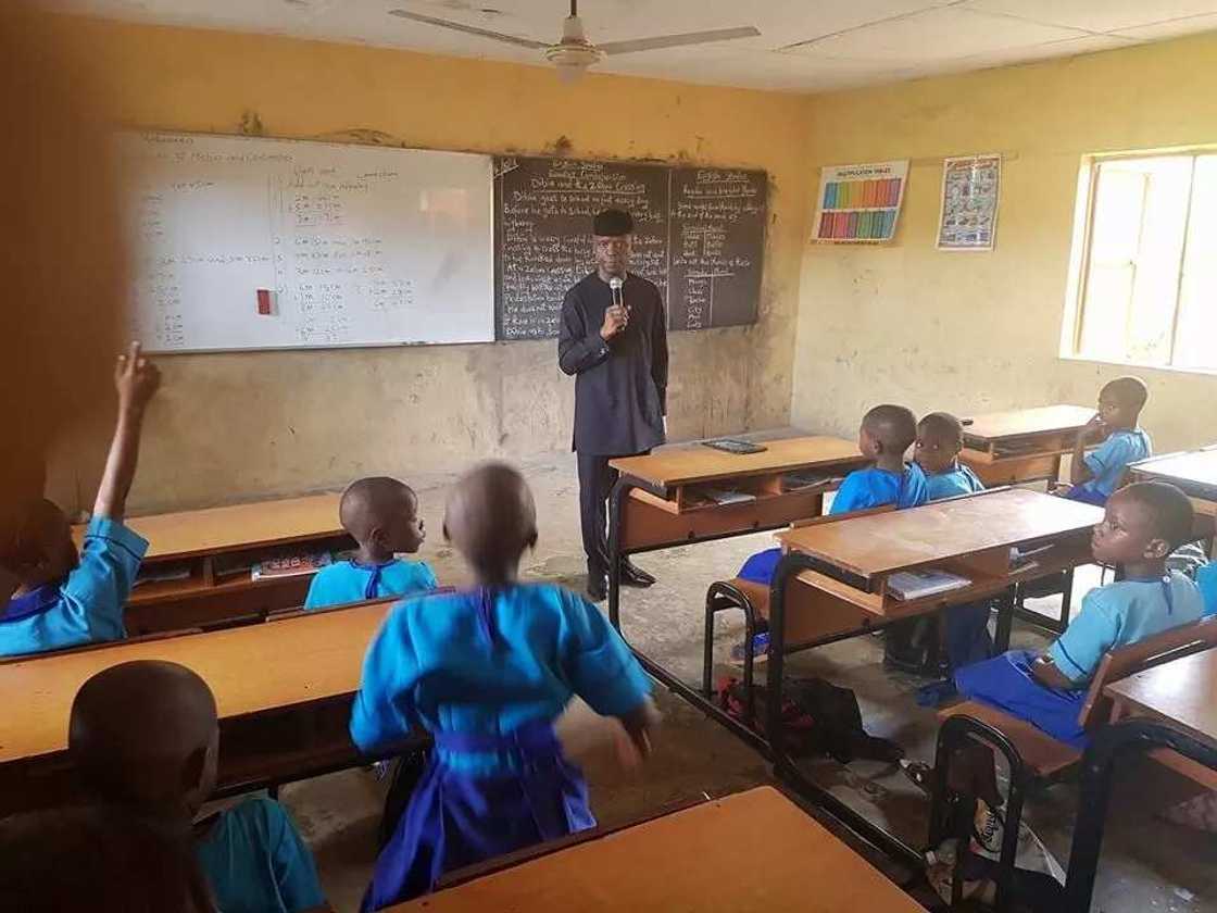 VP Osinbajo shares meal with pupils in Ondo VP Osinbajo shares meal with pupils in Ondo
