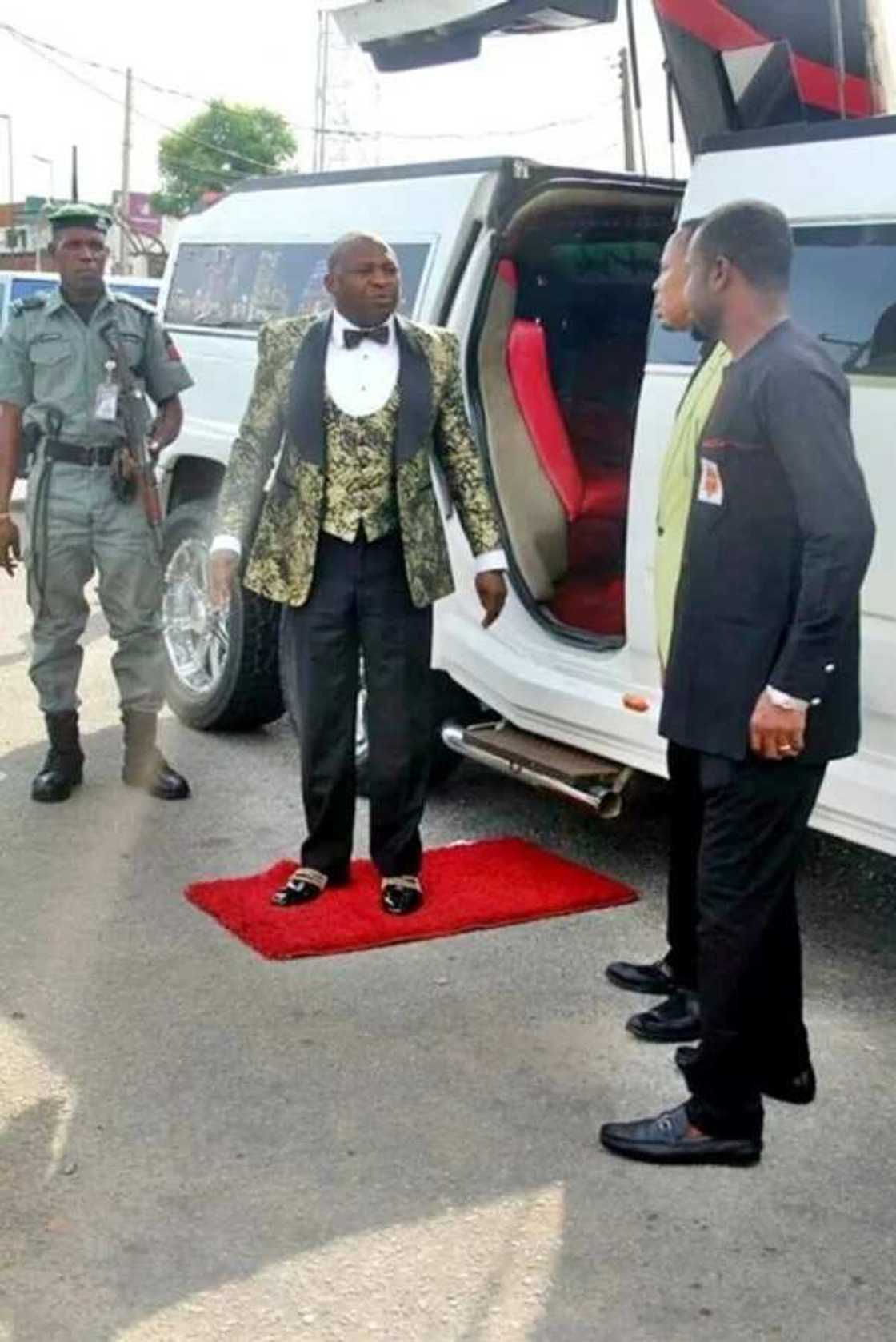 Bishop Tom Samson spotted with his luxurious Hummer Limousine in Lagos (photos) Bishop Tom Samson spotted with his luxurious Hummer Limousine in Lagos (photos)