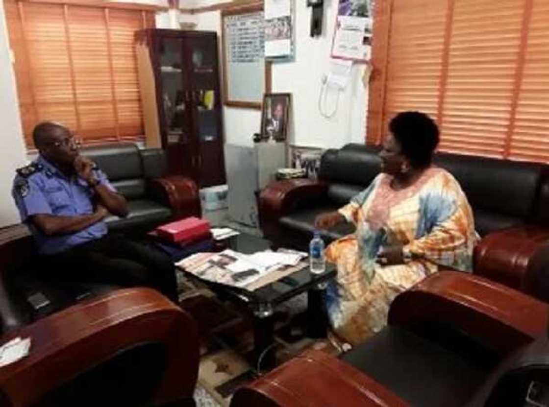 Police rescues woman who allegedly tried jumping into the lagoon from the Third Mainland Bridge Police rescues woman who allegedly tried jumping into the lagoon from the Third Mainland Bridge