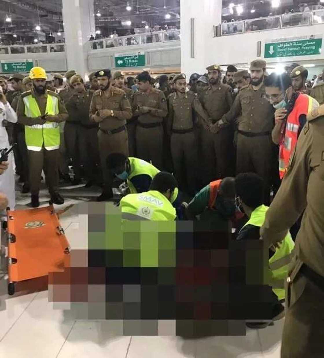 Ma'aikata yayin kai dauki ga wannan Matashi Ma'aikata yayin kai dauki ga wannan Matashi