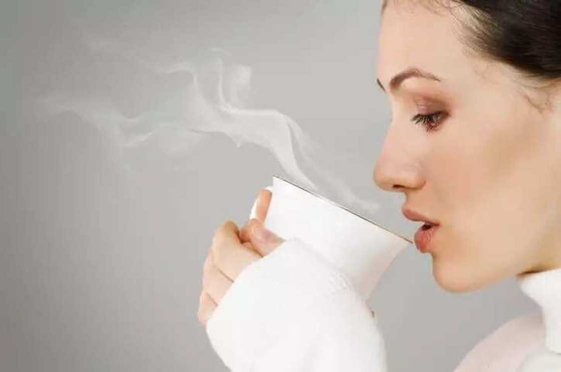 Amfani 6 na shan Ruwan ɗumi ga Lafiyar 'Dan Adam Amfani 6 na shan Ruwan ɗumi ga Lafiyar 'Dan Adam