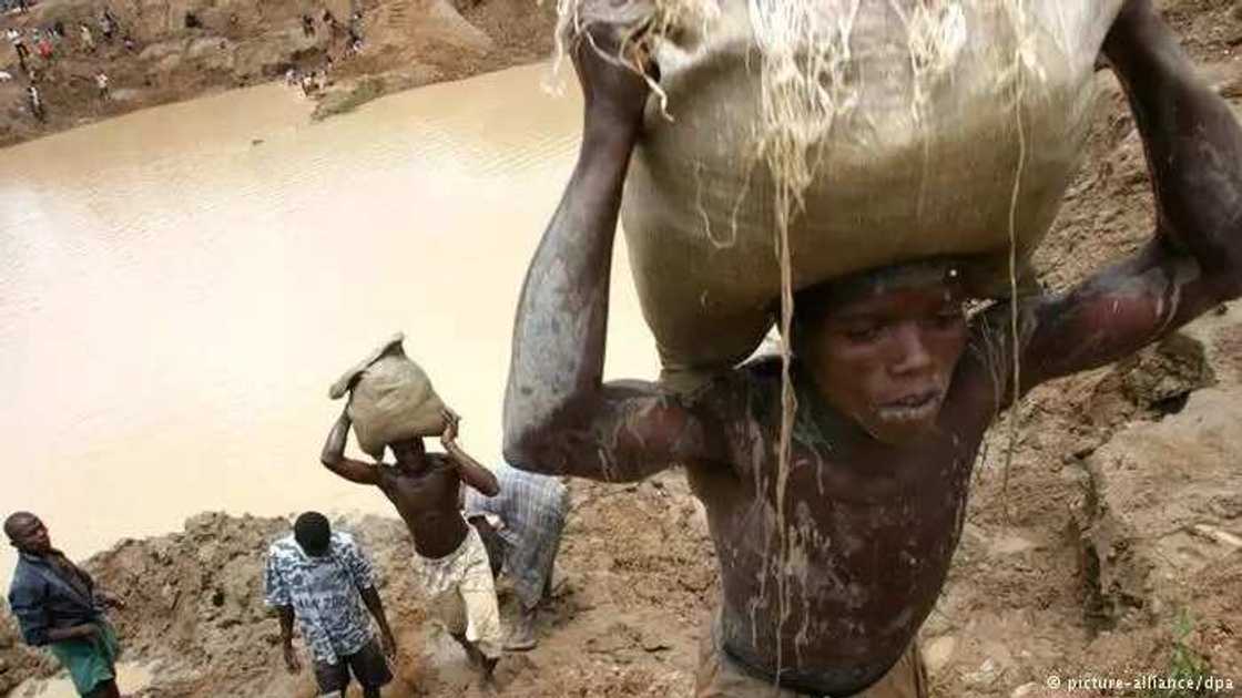 4 Childs` labor 4 Childs` labor